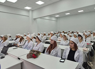 «Меняем мир к лучшему»: главный врач Центра СПИД развеял мифы о ВИЧ для будущих медиков